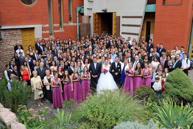 csoportkép esküvőn